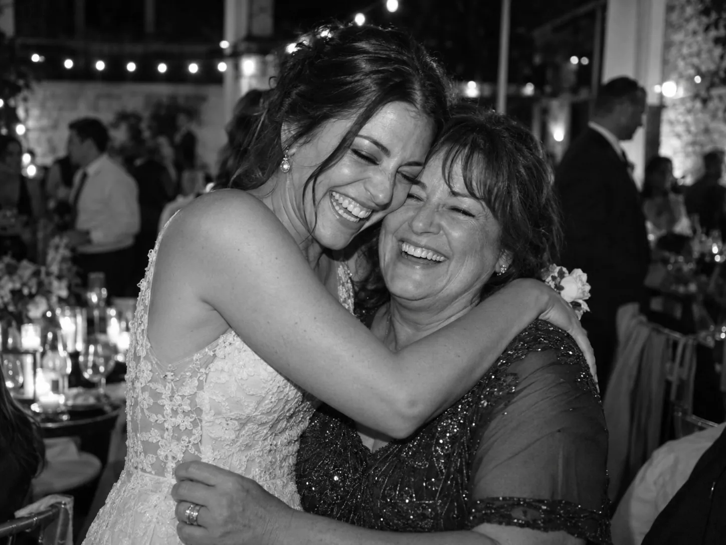 Una novia abraza a su madre, en blanco y negro